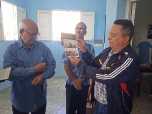 Donación de fotos y documentos a la Sala de Historia de la marineria inaugurada en el Museo histórico naval, de Cienfuegos.