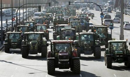 El campo español sale a la calle con protestas en 50 ciudades