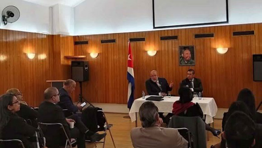 Primer ministro explica proyecciones económicas durante encuentro con personal diplomático cubano en París