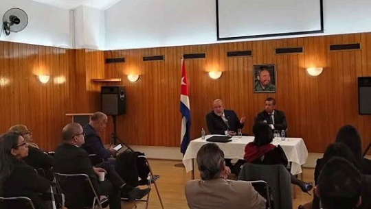 Primer ministro explica proyecciones económicas durante encuentro con personal diplomático cubano en París