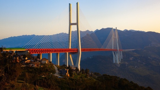 Puente sobre el río Beipan, maravilla de la ingeniería moderna china