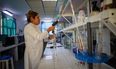 Trabajo en el laboratorio de Alficsa. Foto: Enrique González (Enro)/ Cubadebate.