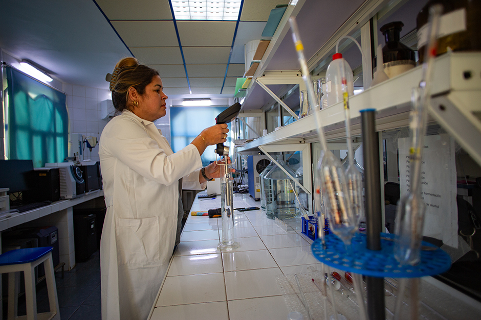 Trabajo en el laboratorio de Alficsa. Foto: Enrique González (Enro)/ Cubadebate.