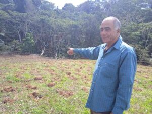 Hacia la plantación de yuca (laboreo mínimo) señala Blas Pérez, administrador de la despulpadora de café, en Cuatro vientos.