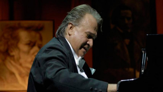 Frank Fernández, maestro cubano del piano y la música cumple 80 años