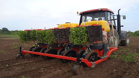 Introducen máquina sembradora de alta gama en finca de Cienfuegos