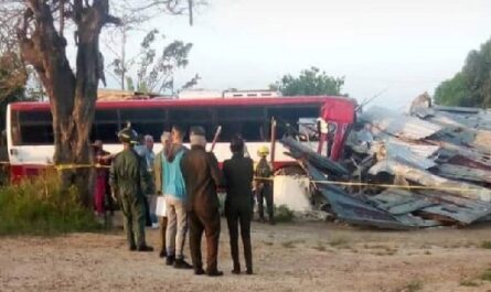 Accidente-de-transito-ocasiona-un-fallecido-y-cuatro-lesionados