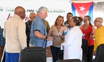 Intercambia-Diaz-Canel-con-colectivos-de-trabajo-en-Camaguey