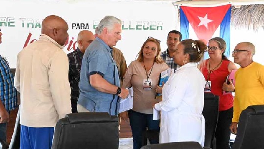 Intercambió Díaz-Canel con colectivos de trabajo en Camagüey