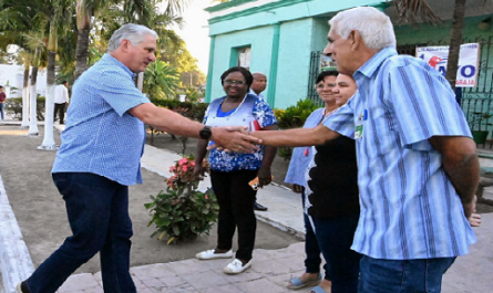 Presidente-cubano-supervisa-produccion-de-azucar-en-municipio-espirituano