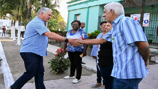Presidente-cubano-supervisa-produccion-de-azucar-en-municipio-espirituano
