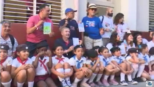 📹 Visitó escuela de Cienfuegos Brigada de Solidaridad con Cuba
