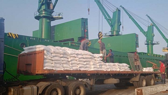 Descargan arroz de canasta básica de abril en puerto de Cienfuegos
