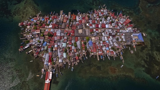 🎧 Reubican población de una isla amenazada de ser tragada por el mar en Panamá