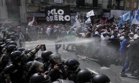 Choques-entre-manifestantes-y-policias-en-Argentina-por-reclamos-salariales.