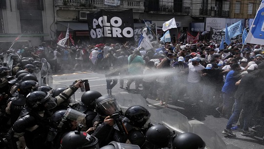 Choques-entre-manifestantes-y-policias-en-Argentina-por-reclamos-salariales.