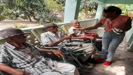 Entregan vecinos donativo a casa de abuelos en Lajas