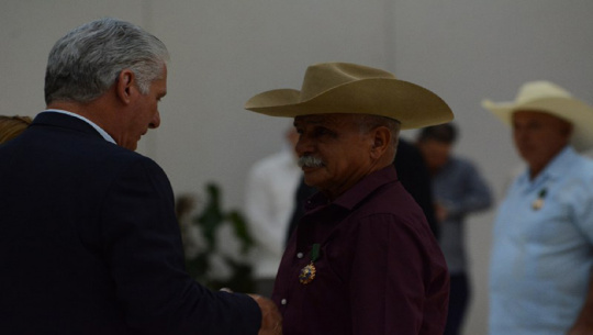 Condecoran a destacados campesinos cubanos