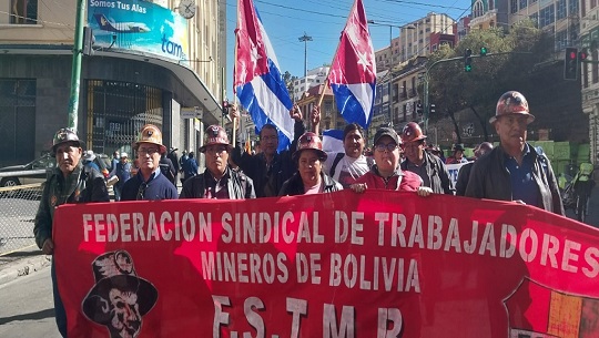 Lucha contra bloqueo de EE.UU. a Cuba presente en desfile en Bolivia