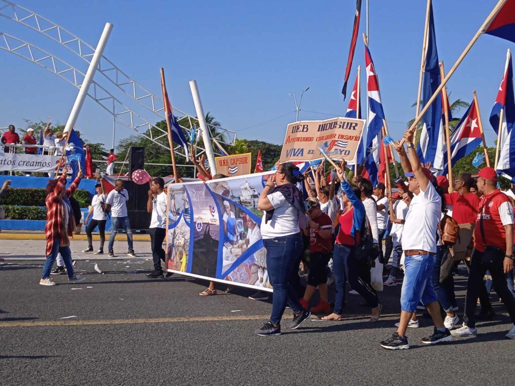 Desfile por el 1ro de mayo en Cienfuegos. Foto Luz González Forcades