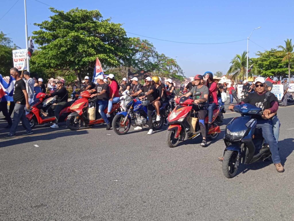 Desfile por el 1ro de mayo en Cienfuegos. Foto Luz González Forcades
