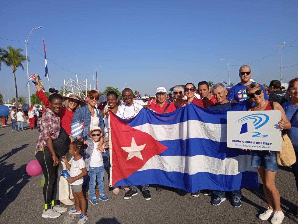 Representación del colectivo de Radio Ciudad del Mar en desfile por el 1ro de mayo. Foto Luz González Forcades