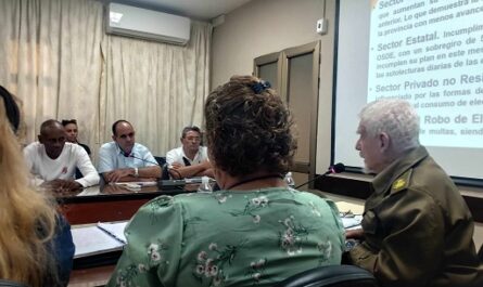 Evalua-Valdes-Menendez-en-Cienfuegos-programa-de-la-vivienda-y-consejo-energetico