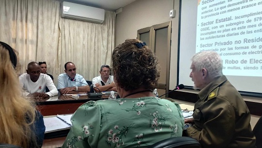 Evalúa Valdés Menéndez en Cienfuegos programa de la vivienda y consejo energético