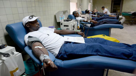 Reciben homenaje donantes voluntarios de sangre en Cienfuegos 