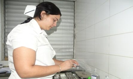 Ivis-Varela-pasion-por-la-enfermeria-los-ninos-y-el-Pediatrico-cienfueguero