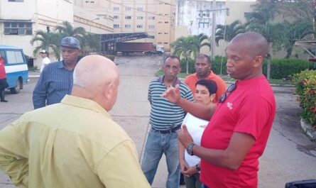 Recorre-Vice-primer-ministro-cubano-empresas-de-zona-industrial-de-Cienfuegos