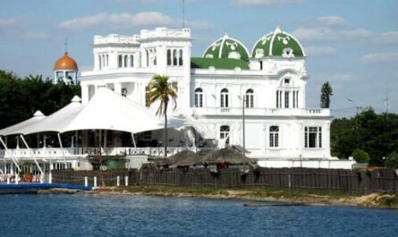 Antiguo-Yatch-Club-o-Club-Cienfuegos-patrimonio-arquitectonico-de-Cuba