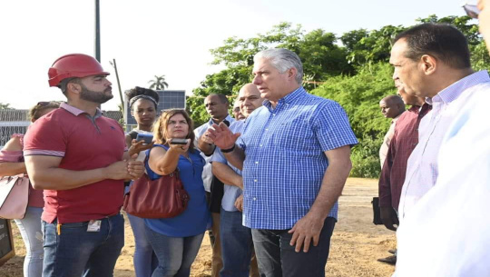Visita Díaz-Canel centros económicos en capital de Cuba
