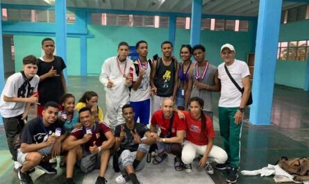 Lidera-Cienfuegos-la-esgrima-de-los-Juegos-Escolares-Nacionales