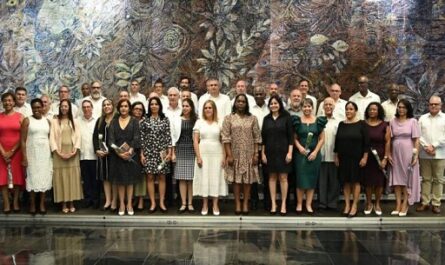 Presidente-de-Cuba-asiste-a-juramentacion-de-32-nuevos-embajadores