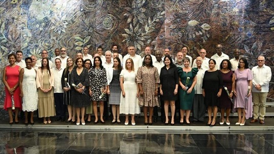 Presidente de Cuba asiste a juramentación de 32 nuevos embajadores