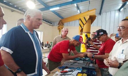 Presidente de Cuba en permanente diálogo con trabajadores y pueblo