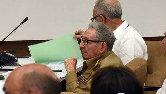 Raúl Castro asiste a debates del Parlamento de Cuba