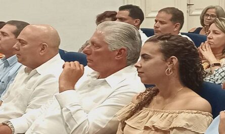 Participa Díaz-Canel en presentación de libro en homenaje a Fidel