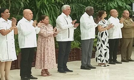 Acompaña presidente cubano ceremonia de condecoraciones de la FMC