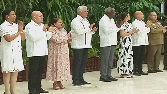 Acompaña presidente cubano ceremonia de condecoraciones de la FMC