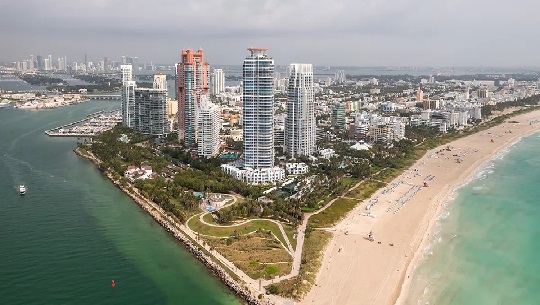 🎧 Florida impulsa ley que limitaría la compra de inmuebles por extranjeros, sobre todo, chinos