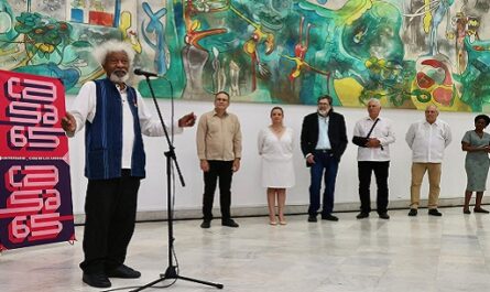 Recibe escritor Wole Soyinka medalla Haydee Santamaría