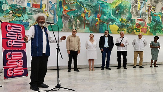 Recibe escritor Wole Soyinka medalla Haydee Santamaría
