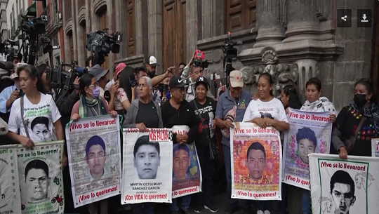Padres-de-los-43-normalistas-de-Ayotzinapa-ingresan-a-base-militar-en-busca-de-sus-hijos