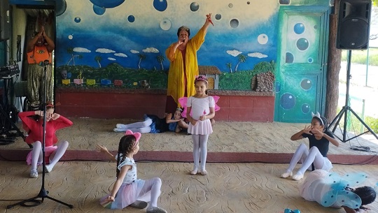 🎧 Recorre comunidades de Cienfuegos gira veraniega de la cantautora Rosa Campo