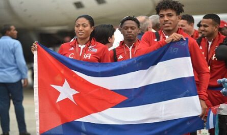 Miguel Díaz-Canel, Primer Secretario del Comité Central del Partido Comunista de Cuba y Presidente de la República, recibió hoy en la pista del Aeropuerto Internacional José Martí a la delegación que representó a Cuba en los Juegos Paralímpicos de París 2024.