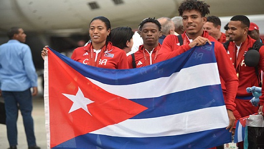 Arriban a la Patria atletas paralímpicos de París 2024 (+Fotos)