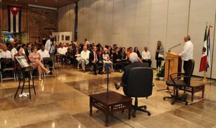 Intercambia Presidente cubano con compatriotas en México