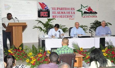 Presidente Díaz-Canel evalúa trabajo de provincia oriental de Cuba